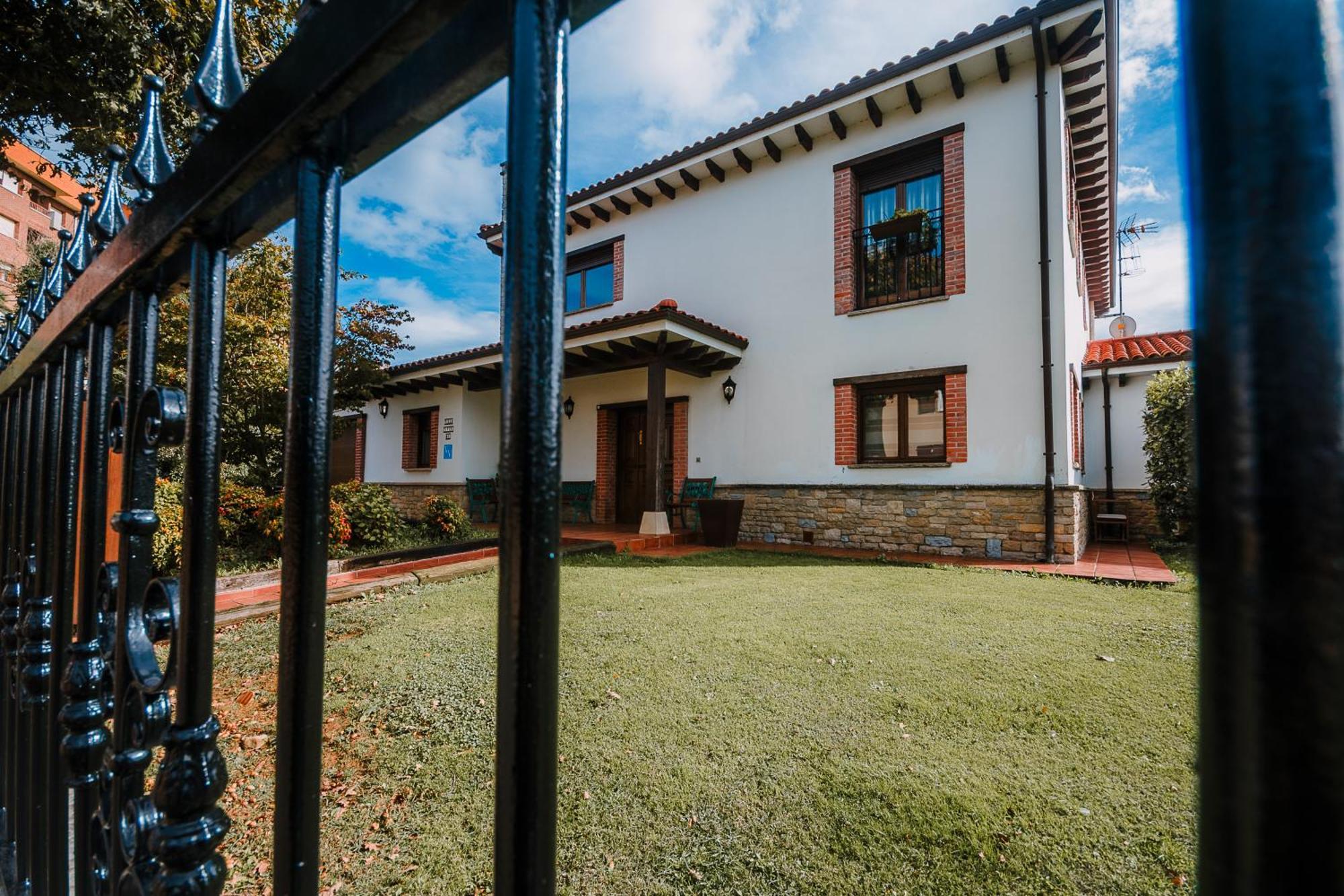 Villa Tiviti Oviedo Exterior photo