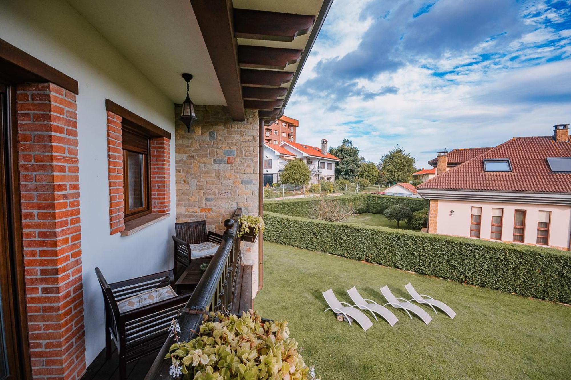 Villa Tiviti Oviedo Exterior photo